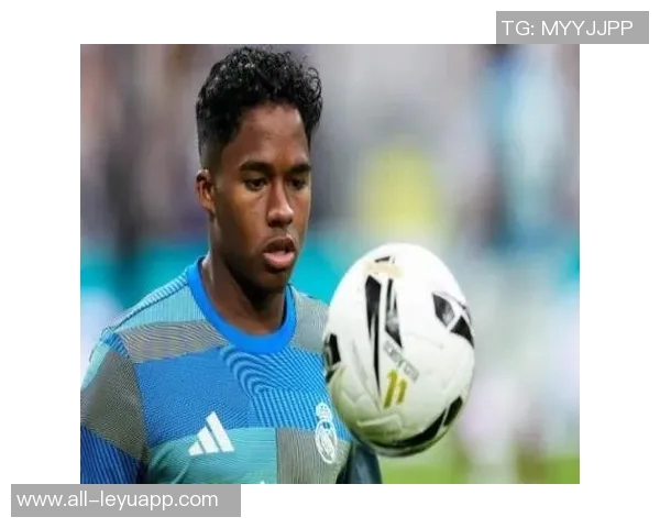 里昂官宣恩德里克租借加盟本泽马现身评论区为其加油助威