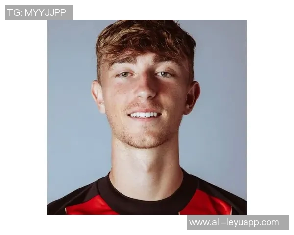 西媒揭示赫伊森眼睛难以睁开的原因是先天性眼睑下垂但不影响视力